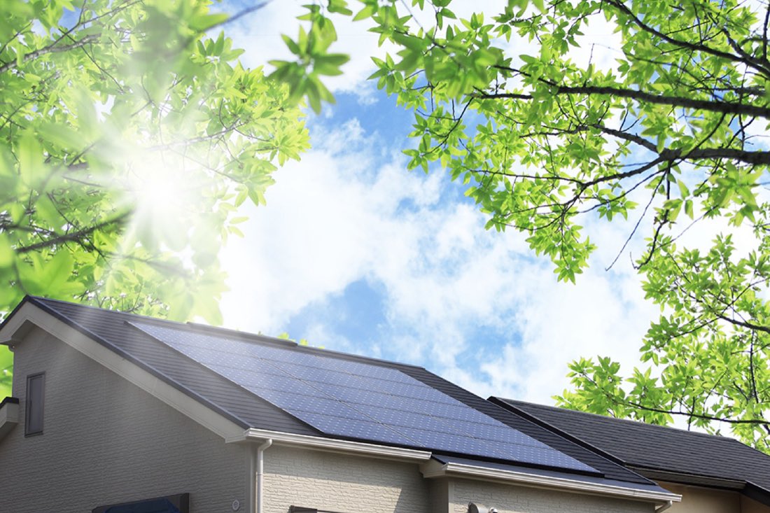 住宅の屋根に設置された太陽光発電システム